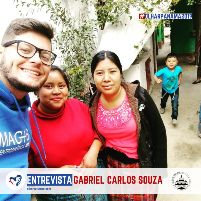 A foto mostra o jovem Gabriel Carlos Souza de moletom azul no canto esquerdo ao lado de duas mulheres da Guatemala. No segundo plano aparece um menino sorridente.